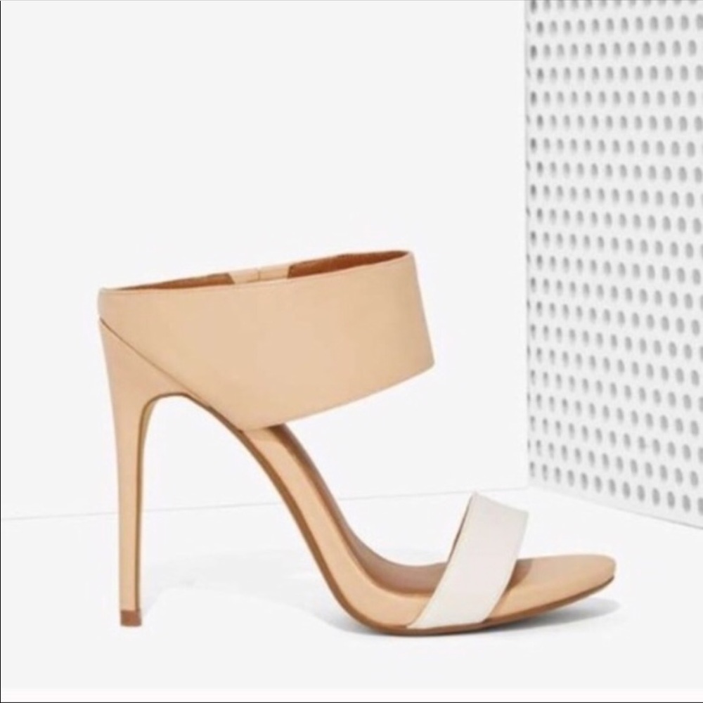 Nasty Gal Size 6 two toned tan and white heel